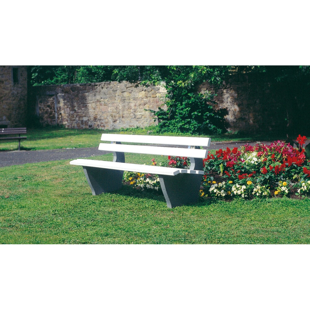 Sitzbank Oslo mit Betonfuß, PVC-Latten mit Stahleinlage, hellelfenbein