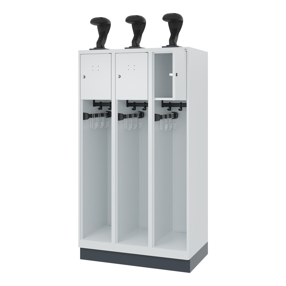 C+P Feuerwehrspind YOUNGSTER, Sockel, 3 Abteile, HxBxT 1.530 x 900 x 500 mm, lichtgrau, mit Helmhalter