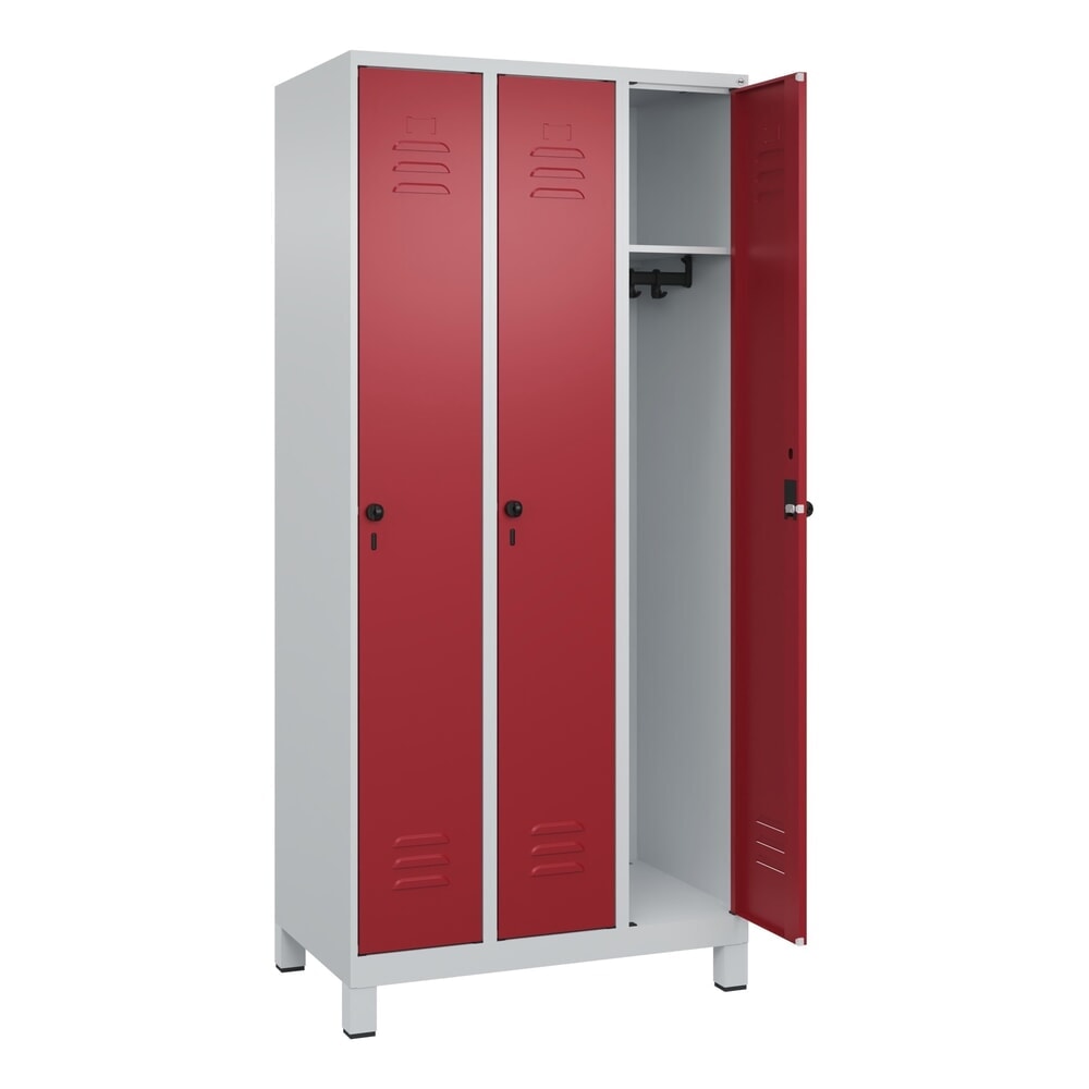 C+P Spind Classic PLUS, Füsse, 3 Abteile, HxBxT 1.950 x 900 x 500 mm, lichtgrau, rubinrot, für Vorhängeschloss, ohne Mitteltrennwand