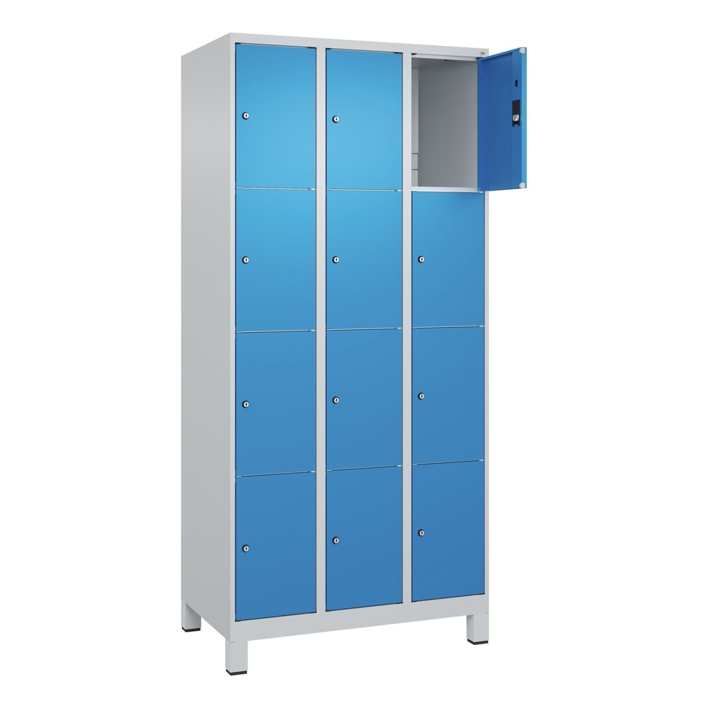 C+P Schliessfachschrank Classic PLUS, Füsse, 3 Abteile, HxBxT 1.950 x 900 x 500 mm, lichtgrau, lichtblau, 12 Fächer, Zylinderschloss