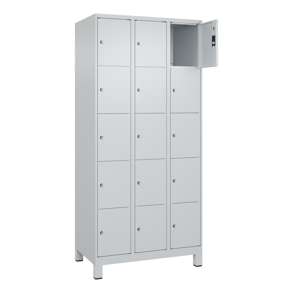 C+P Schliessfachschrank Classic PLUS, Füsse, 3 Abteile, HxBxT 1.950 x 900 x 500 mm, lichtgrau, lichtgrau, 15 Fächer, Zylinderschloss