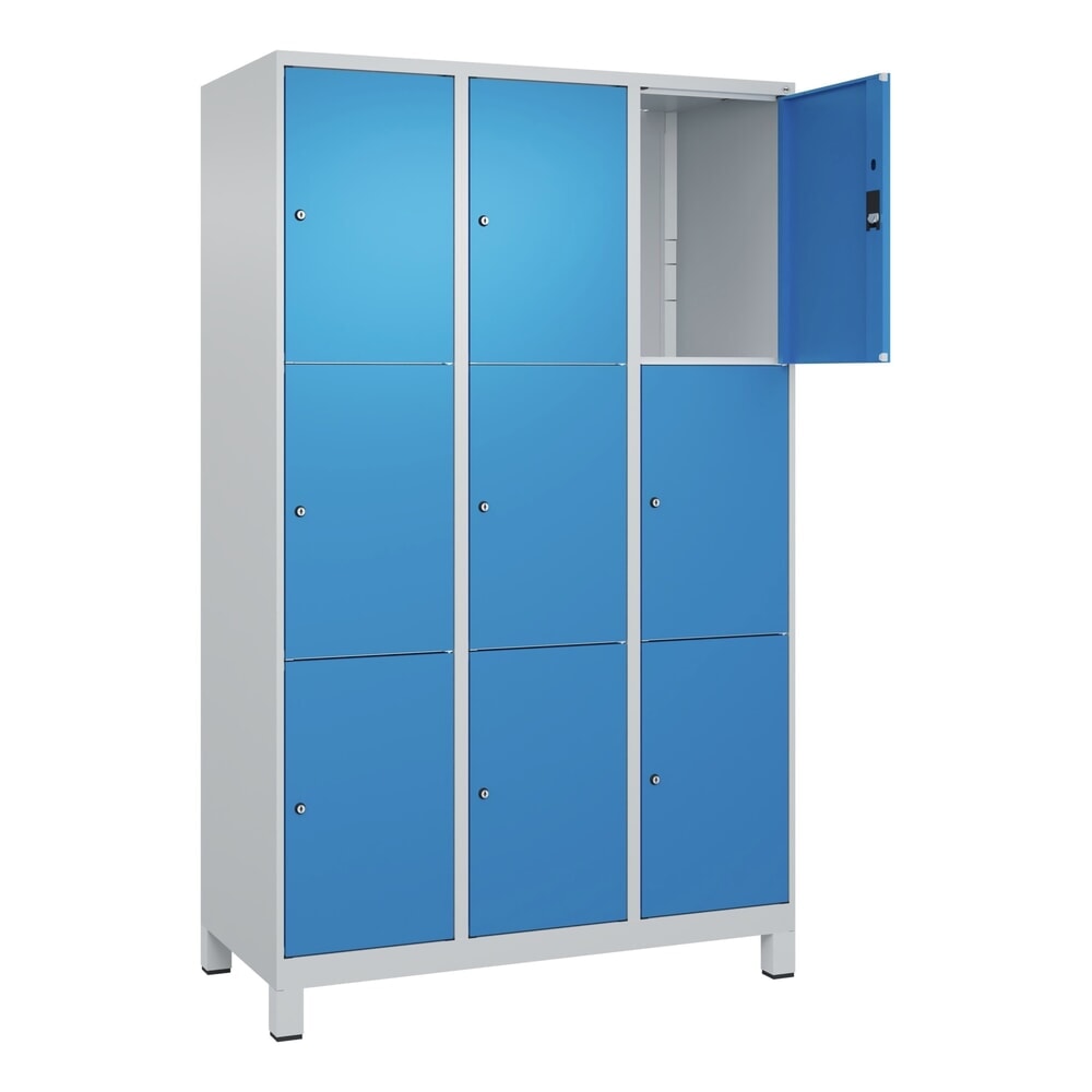 C+P Schliessfachschrank Classic PLUS, Füsse, 3 Abteile, HxBxT 1.950 x 1.200 x 500 mm, lichtgrau, lichtblau, 9 Fächer, Zylinderschloss