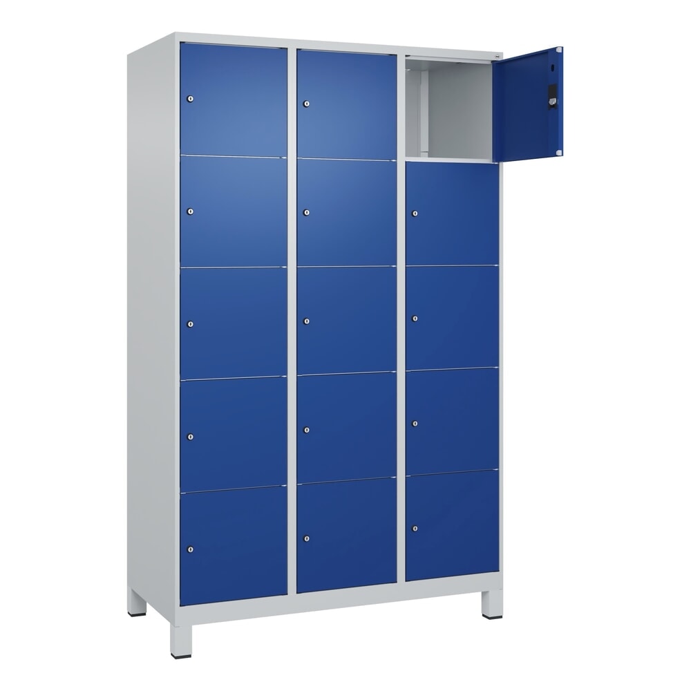 C+P Schliessfachschrank Classic PLUS, Füsse, 3 Abteile, HxBxT 1.950 x 1.200 x 500 mm, lichtgrau, enzianblau, 15 Fächer, Zylinderschloss