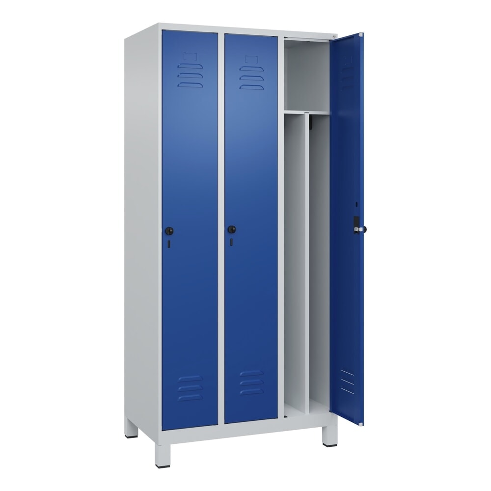 C+P Spind Classic PLUS, Füsse, 3 Abteile, HxBxT 1.950 x 900 x 500 mm, lichtgrau, enzianblau, für Vorhängeschloss, mit Mitteltrennwand