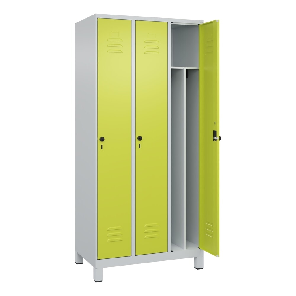 C+P Spind Classic PLUS, Füsse, 3 Abteile, HxBxT 1.950 x 900 x 500 mm, lichtgrau, clowngrün, für Vorhängeschloss, mit Mitteltrennwand