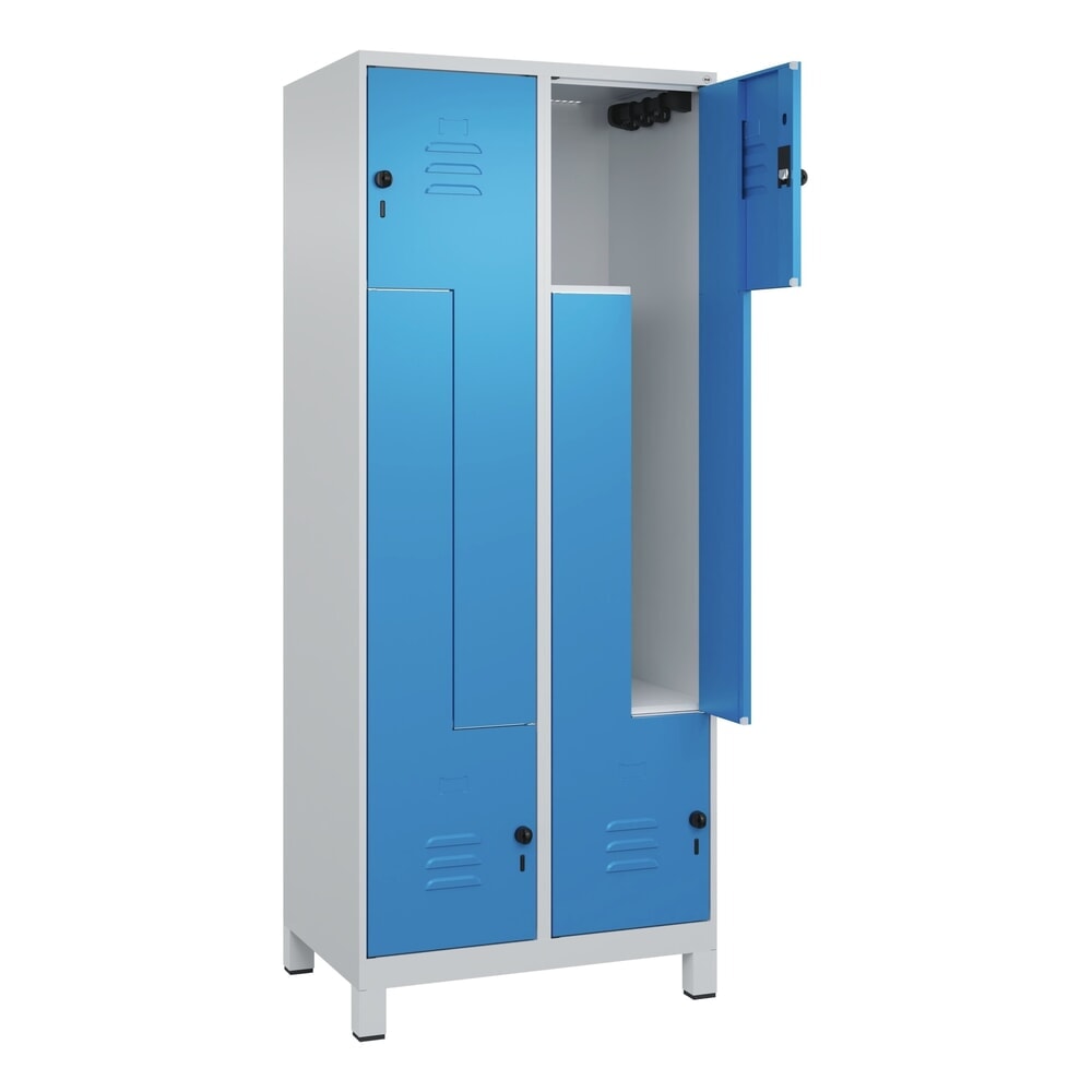 C+P Z-Spind Classic PLUS, Füsse, 4 Abteile, HxBxT 1.950 x 800 x 500 mm, lichtgrau, lichtblau, für Vorhängeschloss