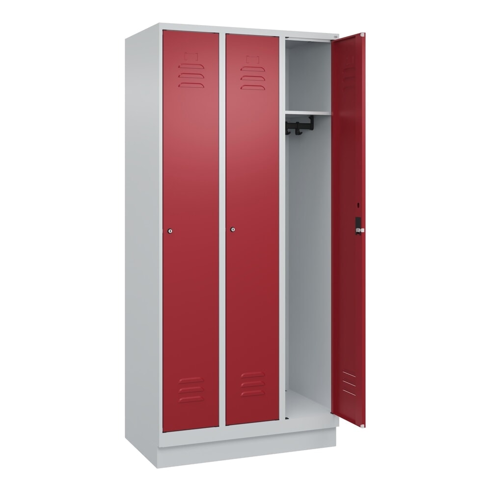 C+P Spind Classic PLUS, Sockel, 3 Abteile, HxBxT 1.950 x 900 x 500 mm, lichtgrau, rubinrot, Zylinderschloss, ohne Mitteltrennwand