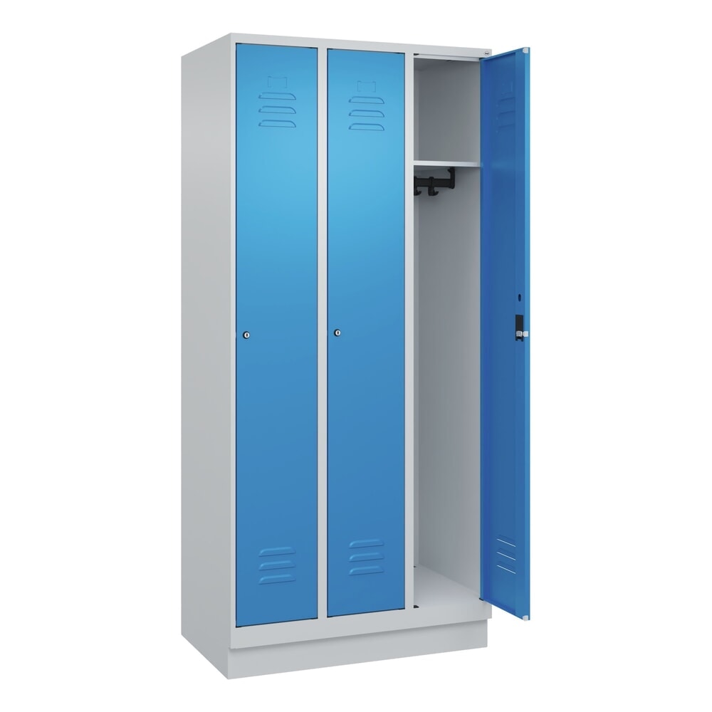 C+P Spind Classic PLUS, Sockel, 3 Abteile, HxBxT 1.950 x 900 x 500 mm, lichtgrau, lichtblau, Zylinderschloss, ohne Mitteltrennwand
