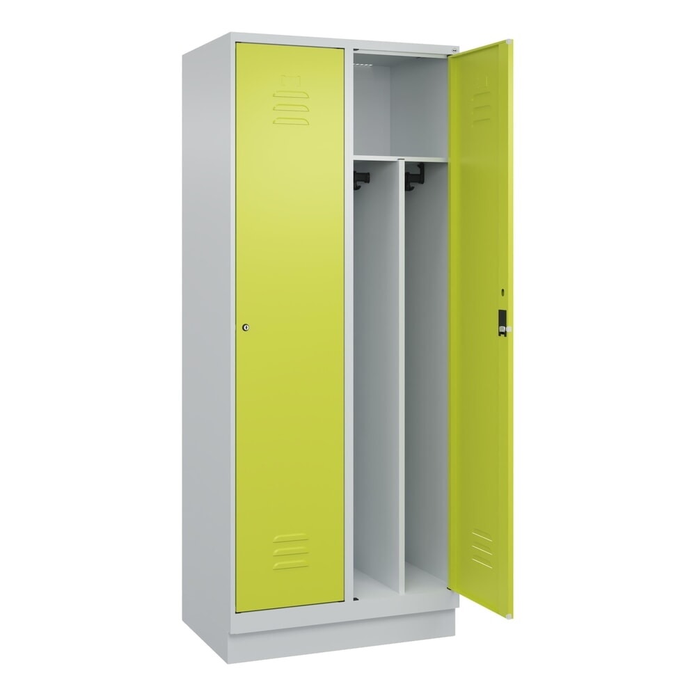 C+P Spind Classic PLUS, Sockel, 2 Abteile, HxBxT 1.950 x 800 x 500 mm, lichtgrau, clowngrün, Zylinderschloss, mit Mitteltrennwand