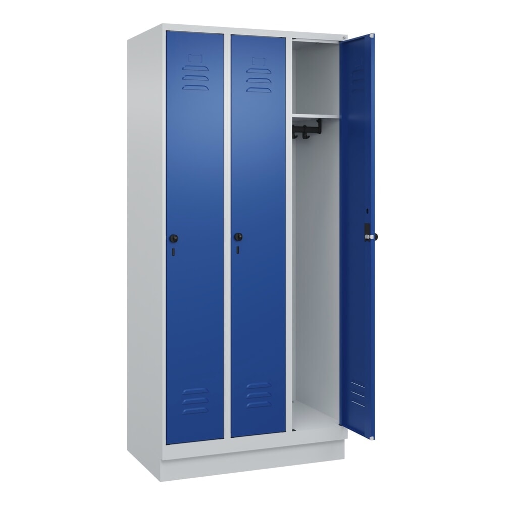 C+P Spind Classic PLUS, Sockel, 3 Abteile, HxBxT 1.950 x 900 x 500 mm, lichtgrau, enzianblau, für Vorhängeschloss, ohne Mitteltrennwand