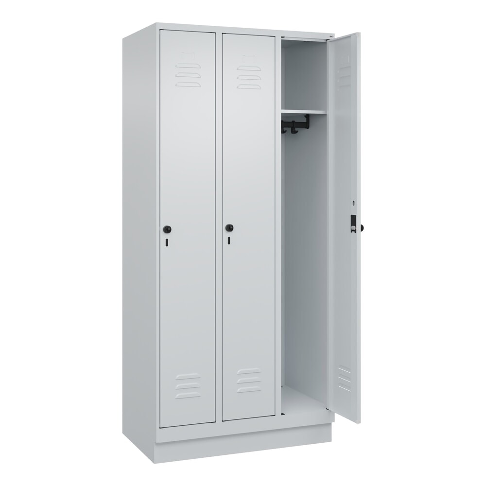 C+P Spind Classic PLUS, Sockel, 3 Abteile, HxBxT 1.950 x 900 x 500 mm, lichtgrau, lichtgrau, für Vorhängeschloss, ohne Mitteltrennwand