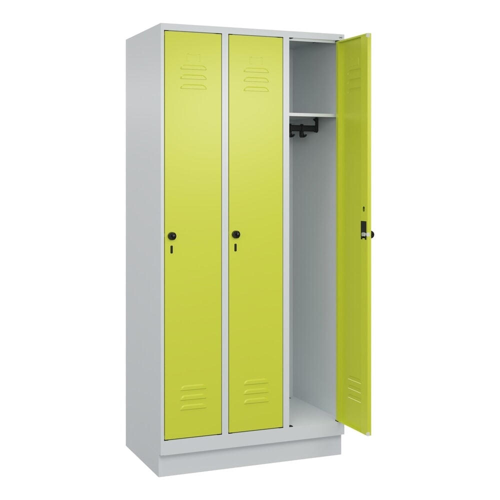 C+P Spind Classic PLUS, Sockel, 3 Abteile, HxBxT 1.950 x 900 x 500 mm, lichtgrau, clowngrün, für Vorhängeschloss, ohne Mitteltrennwand
