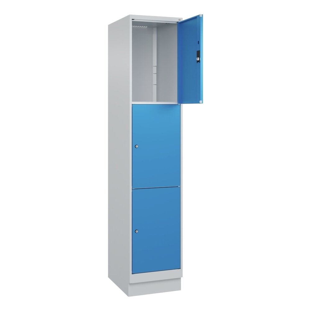 C+P Schliessfachschrank Classic PLUS, Sockel, 1 Abteil, HxBxT 1.950 x 400 x 500 mm, lichtgrau, lichtblau, 3 Fächer, Zylinderschloss