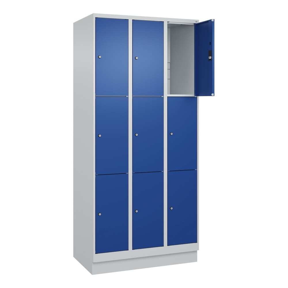 C+P Schliessfachschrank Classic PLUS, Sockel, 3 Abteile, HxBxT 1.950 x 900 x 500 mm, lichtgrau, enzianblau, 9 Fächer, Zylinderschloss
