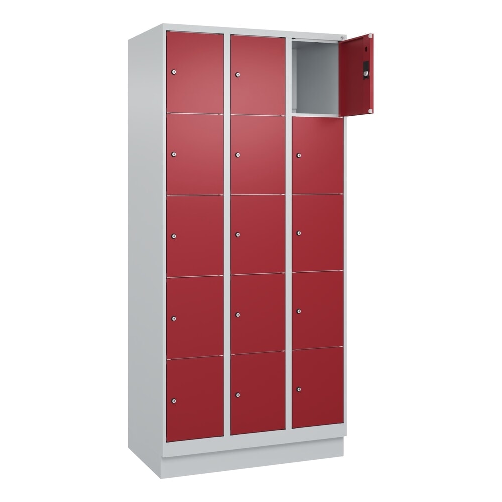 C+P Schliessfachschrank Classic PLUS, Sockel, 3 Abteile, HxBxT 1.950 x 900 x 500 mm, lichtgrau, rubinrot, 15 Fächer, Zylinderschloss