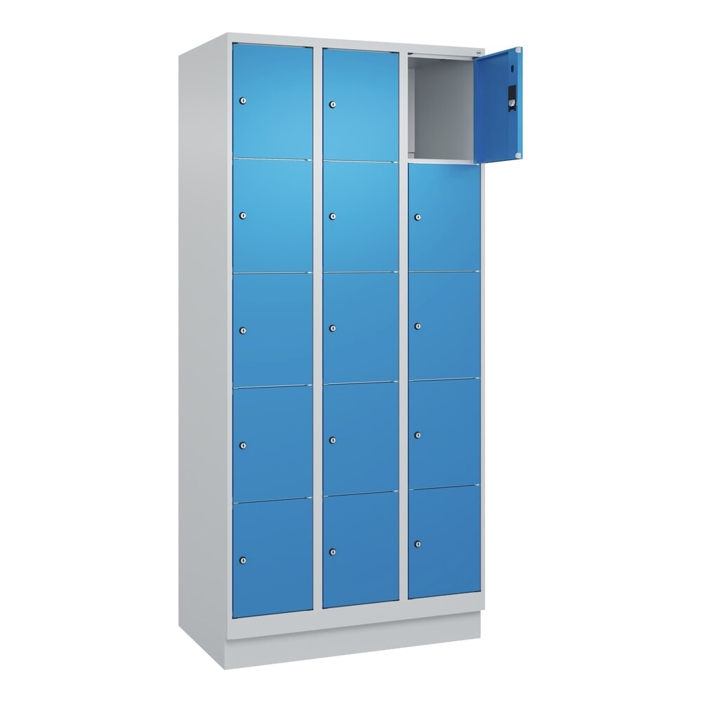 C+P Schliessfachschrank Classic PLUS, Sockel, 3 Abteile, HxBxT 1.950 x 900 x 500 mm, lichtgrau, lichtblau, 15 Fächer, Zylinderschloss
