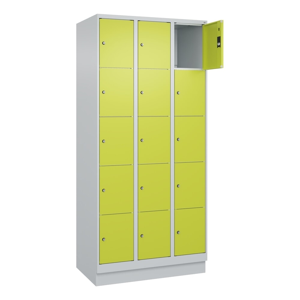 C+P Schliessfachschrank Classic PLUS, Sockel, 3 Abteile, HxBxT 1.950 x 900 x 500 mm, lichtgrau, clowngrün, 15 Fächer, Zylinderschloss