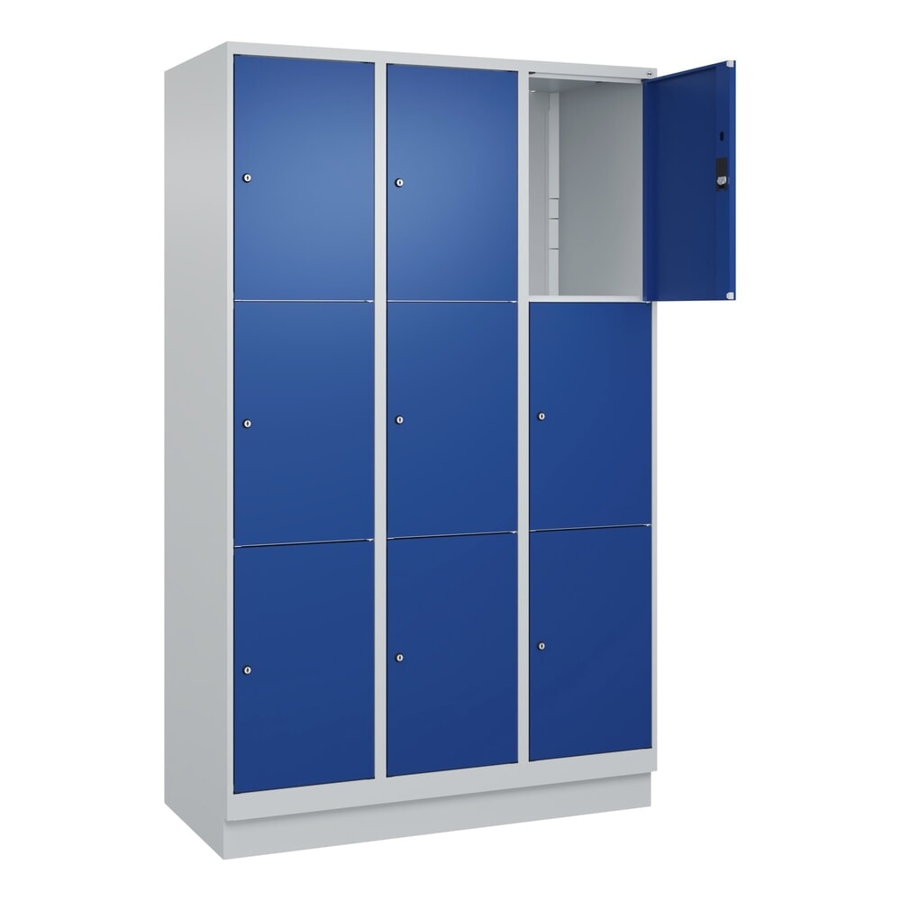 C+P Schliessfachschrank Classic PLUS, Sockel, 3 Abteile, HxBxT 1.950 x 1.200 x 500 mm, lichtgrau, enzianblau, 9 Fächer, Zylinderschloss