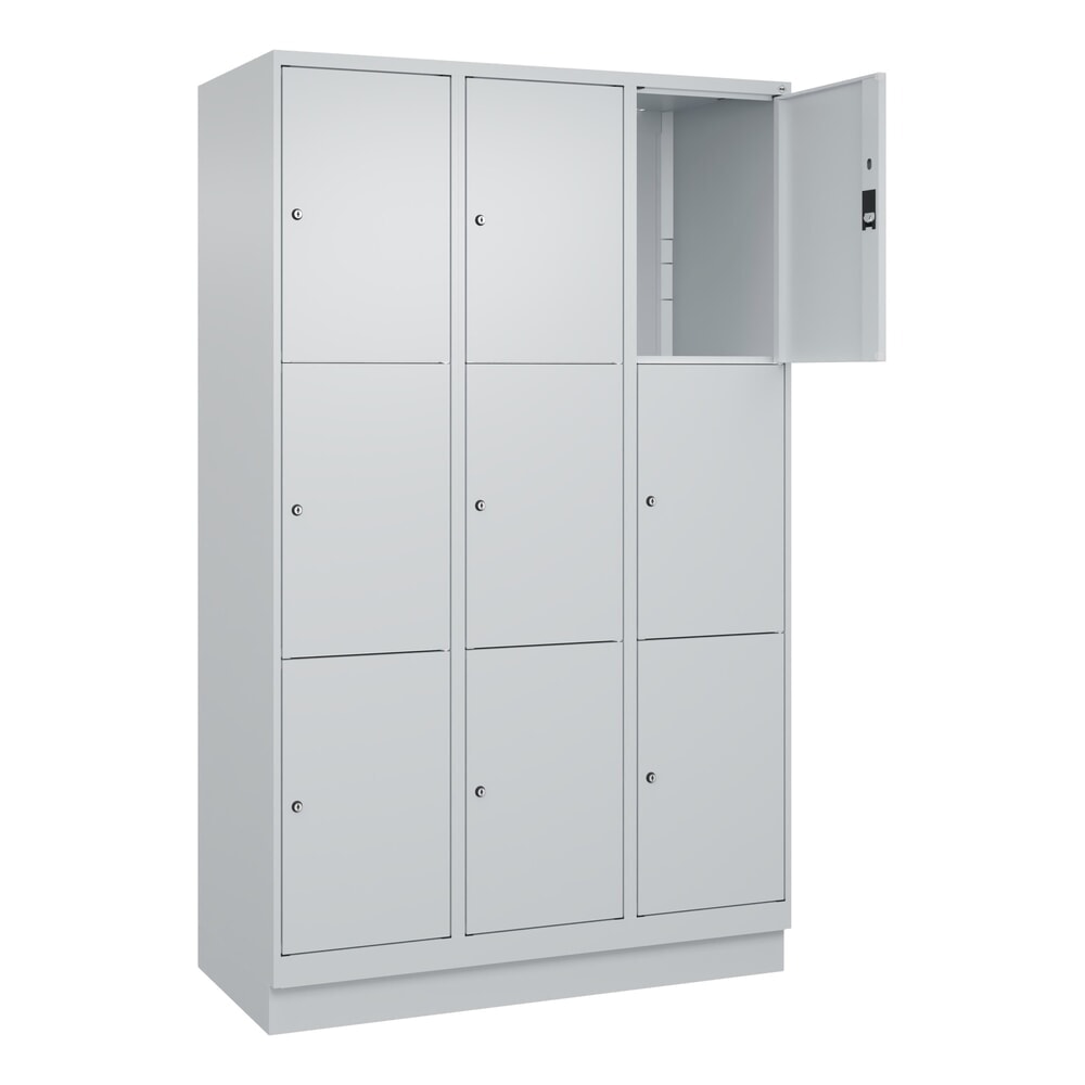 C+P Schliessfachschrank Classic PLUS, Sockel, 3 Abteile, HxBxT 1.950 x 1.200 x 500 mm, lichtgrau, lichtgrau, 9 Fächer, Zylinderschloss