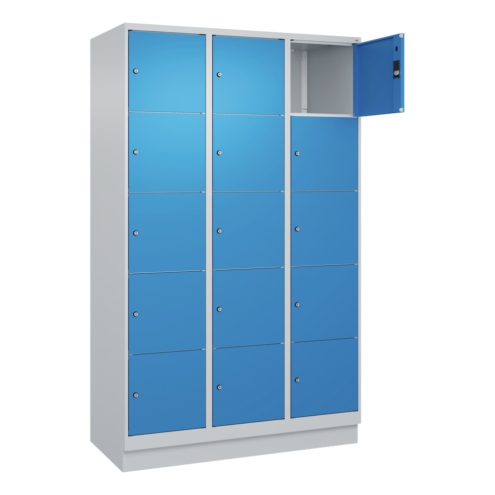 C+P Schliessfachschrank Classic PLUS, Sockel, 3 Abteile, HxBxT 1.950 x 1.200 x 500 mm, lichtgrau, lichtblau, 15 Fächer, Zylinderschloss
