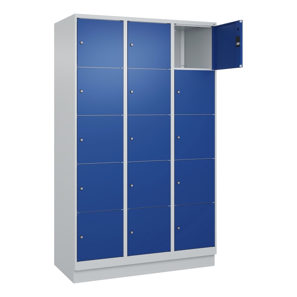 C+P Schliessfachschrank Classic PLUS, Sockel, 3 Abteile, HxBxT 1.950 x 1.200 x 500 mm, lichtgrau, enzianblau, 15 Fächer, Zylinderschloss