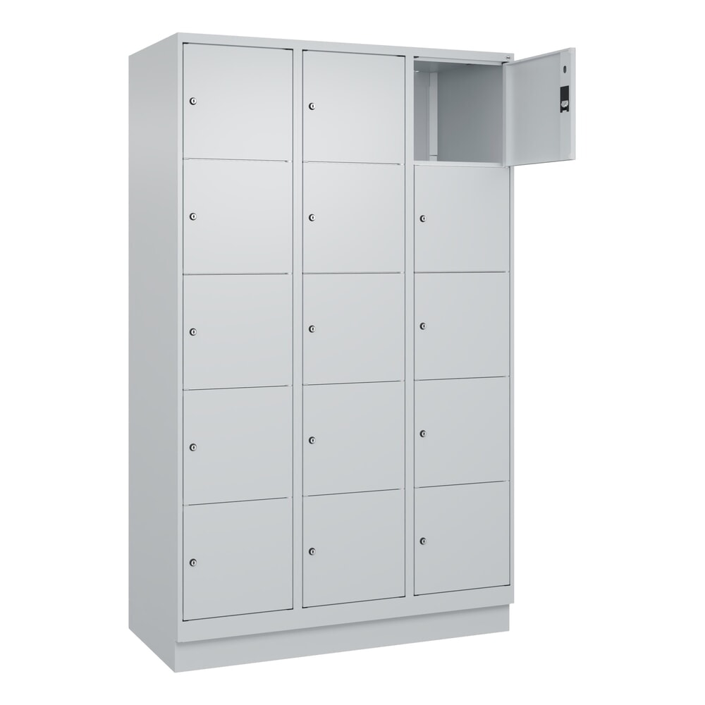C+P Schliessfachschrank Classic PLUS, Sockel, 3 Abteile, HxBxT 1.950 x 1.200 x 500 mm, lichtgrau, lichtgrau, 15 Fächer, Zylinderschloss