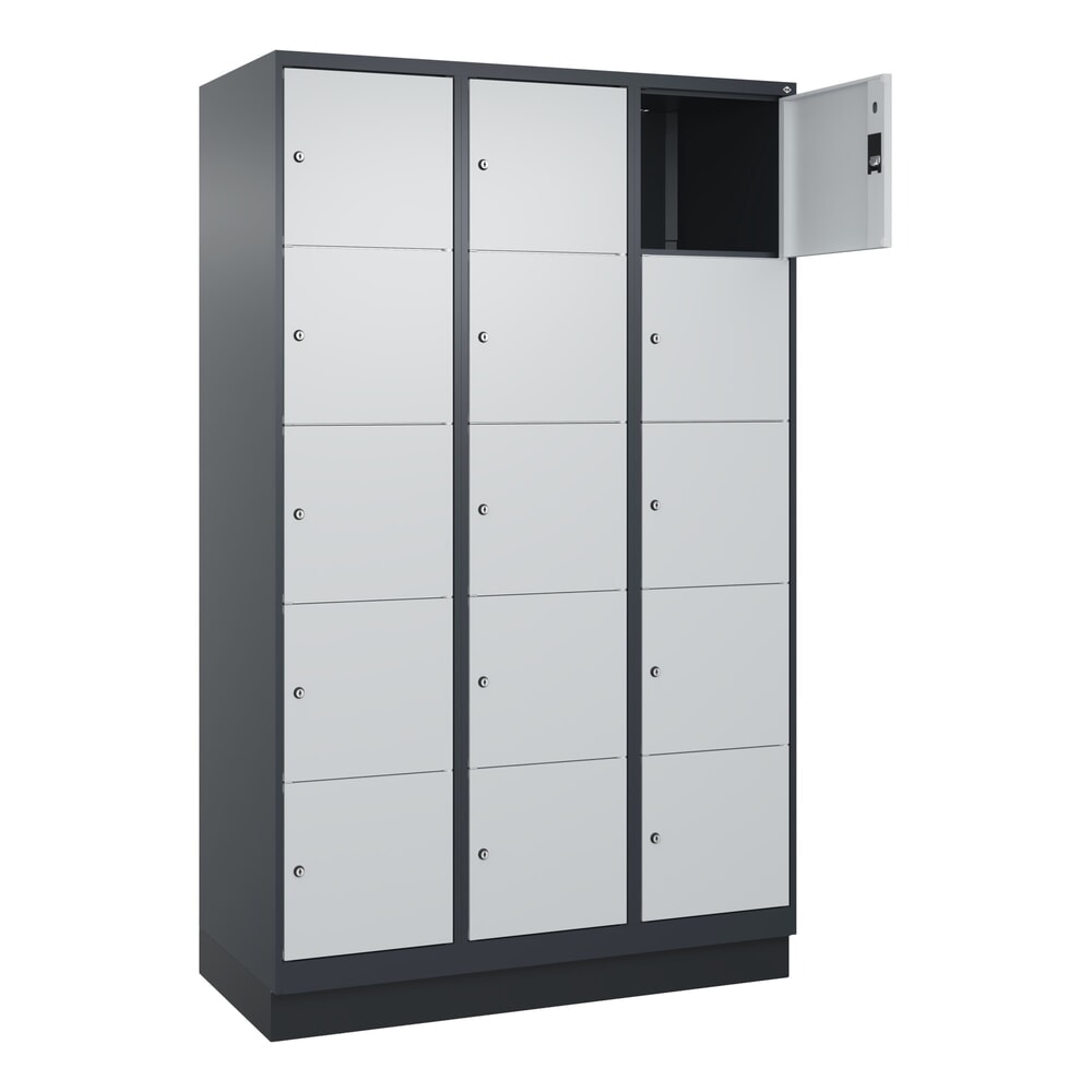 C+P Schliessfachschrank Classic PLUS, Sockel, 3 Abteile, HxBxT 1.950 x 1.200 x 500 mm, anthrazitgrau, lichtgrau, 15 Fächer, Zylinderschloss