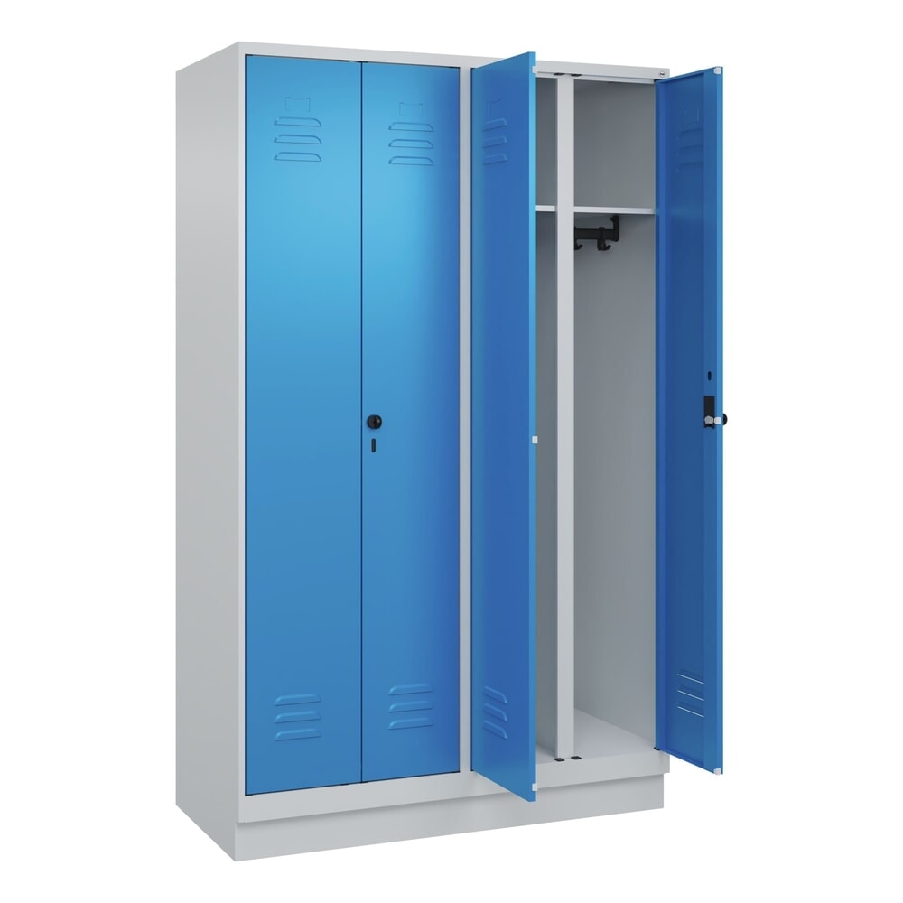 C+P Schwarz-Weiss-Spind Classic PLUS, Sockel, 4 Abteile, HxBxT 1.950 x 1.200 x 500 mm, lichtgrau, lichtblau, für Vorhängeschloss