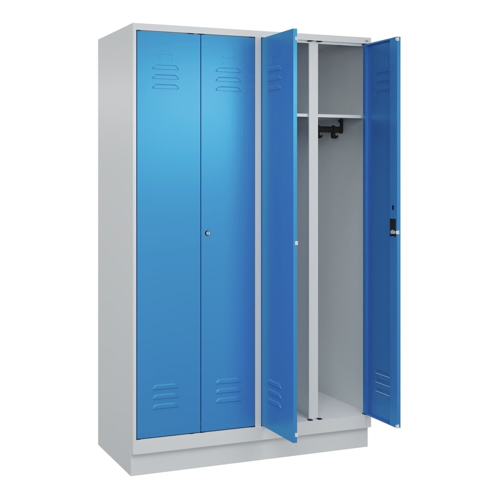 C+P Schwarz-Weiss-Spind Classic PLUS, Sockel, 4 Abteile, HxBxT 1.950 x 1.200 x 500 mm, lichtgrau, lichtblau, Zylinderschloss