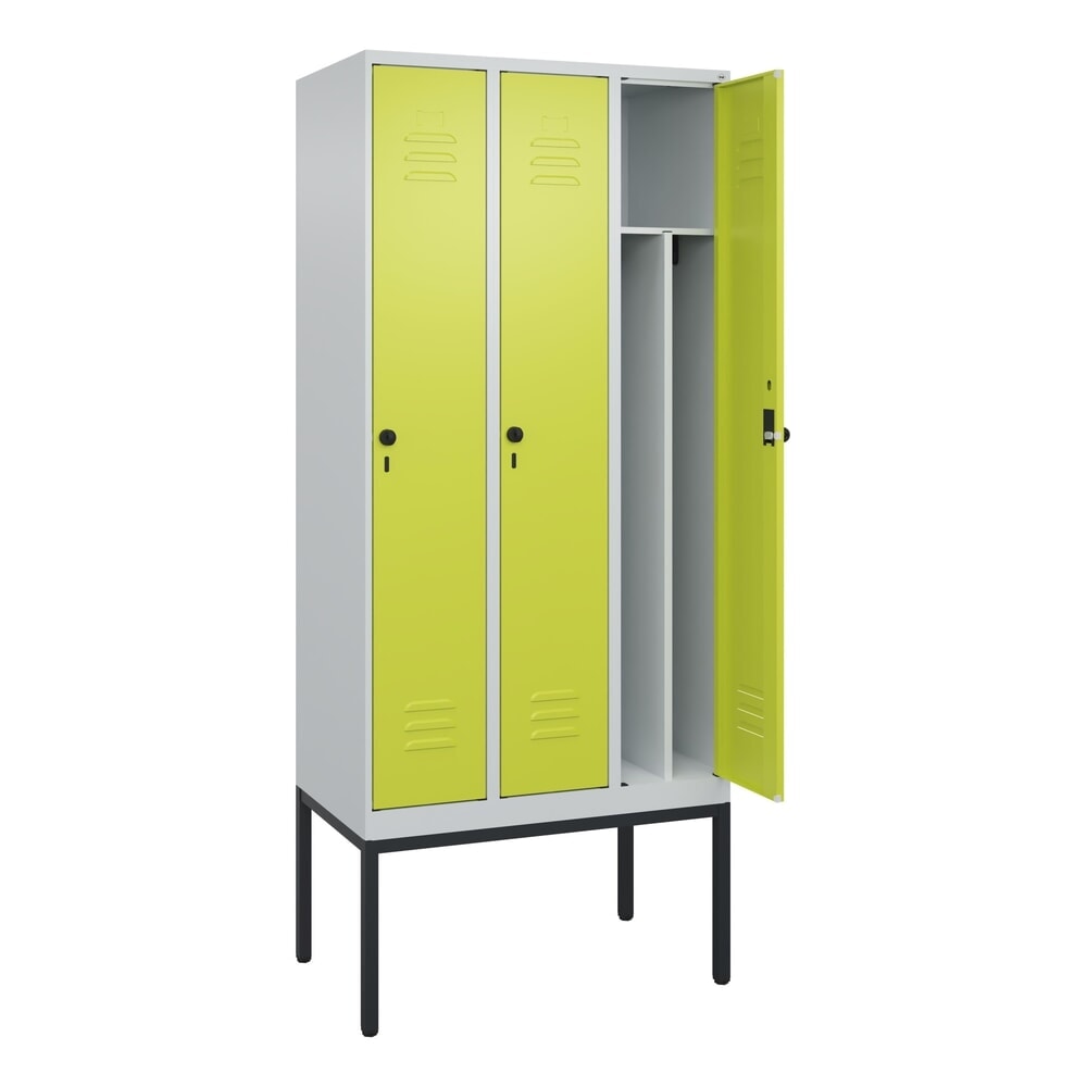 C+P Spind Classic PLUS, Gestell, 3 Abteile, HxBxT 2.120 x 900 x 500 mm, lichtgrau, clowngrün, für Vorhängeschloss, mit Mitteltrennwand