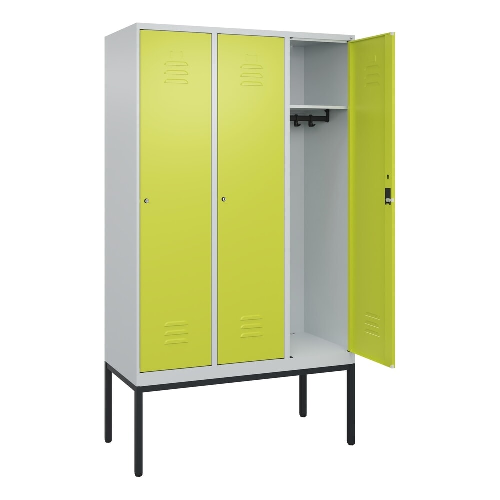 C+P Spind Classic PLUS, Gestell, 3 Abteile, HxBxT 2.120 x 1.200 x 500 mm, lichtgrau, clowngrün, Zylinderschloss, ohne Mitteltrennwand