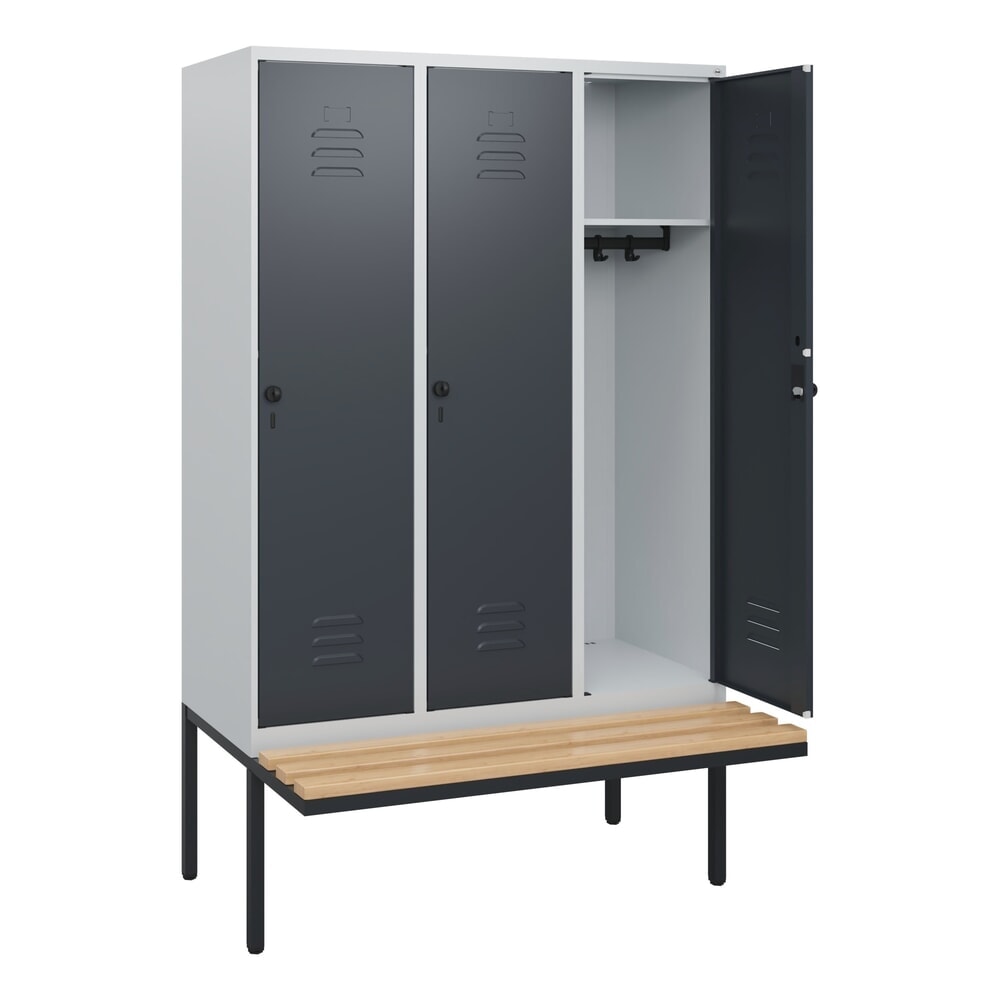 C+P Spind Classic PLUS, 3 Abteile, HxBxT 1.950 x 1.200 x 815 mm, für Vorhängeschloss, auskragende Bank aus Buche, lichtgrau, anthrazitgrau
