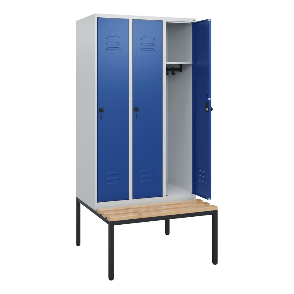 C+P Spind Classic PLUS, 3 Abteile, HxBxT 1.950 x 900 x 815 mm, für Vorhängeschloss, untergebaute Bank aus Buche, lichtgrau, enzianblau