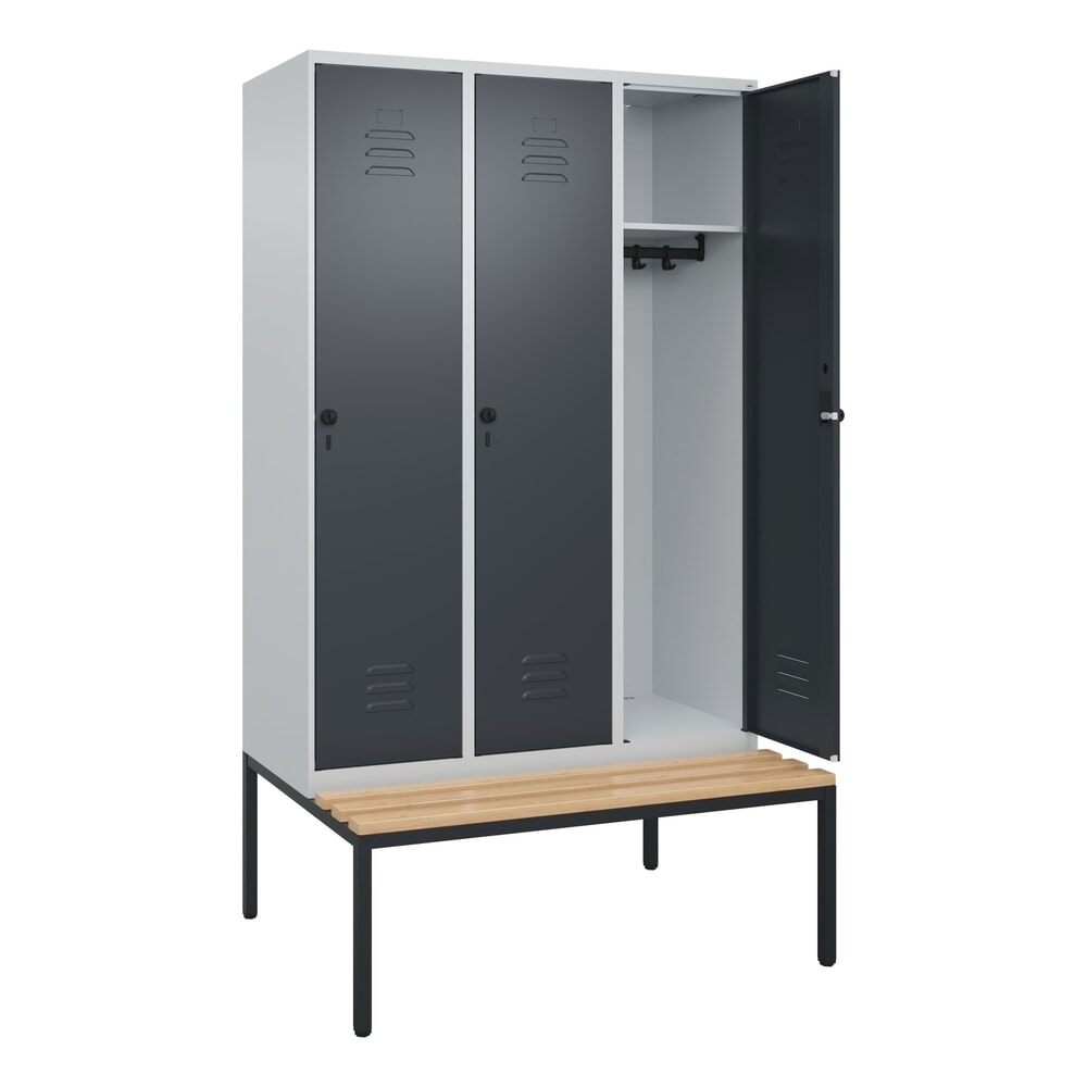 C+P Spind Classic PLUS, 3 Abteile, HxBxT 2.120 x 1.200 x 815 mm, für Vorhängeschloss, untergebaute Bank aus Buche, lichtgrau, anthrazitgrau