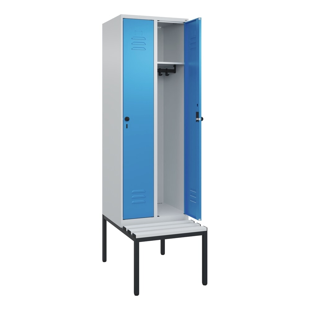 C+P Spind Classic PLUS, 2 Abteile, HxBxT 2.120 x 600 x 815 mm, für Vorhängeschloss, untergebaute Bank aus Kunststoff, lichtgrau, lichtblau
