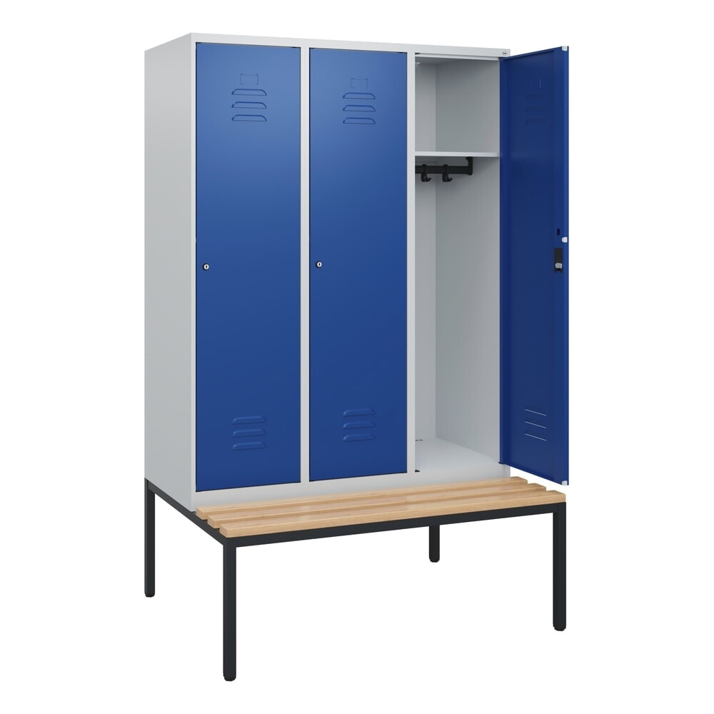 C+P Spind Classic PLUS, 3 Abteile, HxBxT 1.950 x 1.200 x 815 mm, Zylinderschloss, untergebaute Bank aus Buche, lichtgrau, enzianblau