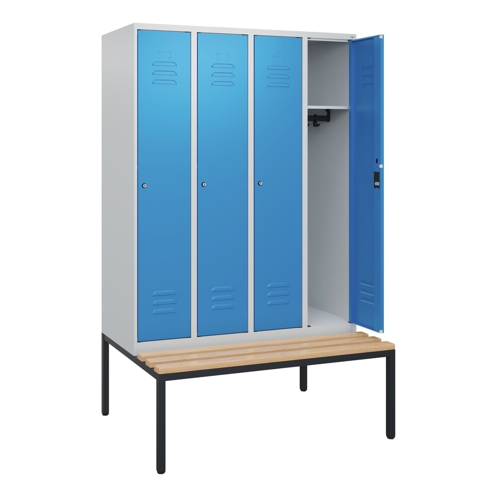 C+P Spind Classic PLUS, 4 Abteile, HxBxT 1.950 x 1.200 x 815 mm, Zylinderschloss, untergebaute Bank aus Buche, lichtgrau, lichtblau
