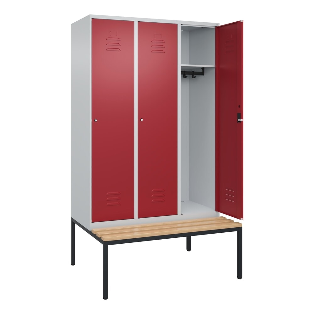 C+P Spind Classic PLUS, 3 Abteile, HxBxT 2.120 x 1.200 x 815 mm, Zylinderschloss, untergebaute Bank aus Buche, lichtgrau, rubinrot
