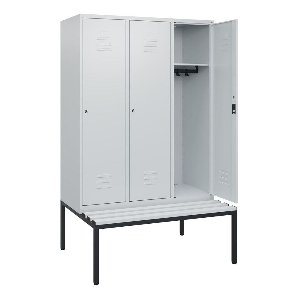 C+P Spind Classic PLUS, 3 Abteile, HxBxT 1.950 x 1.200 x 815 mm, Zylinderschloss, untergebaute Bank aus Kunststoff, lichtgrau, lichtgrau