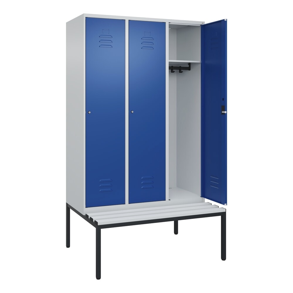 C+P Spind Classic PLUS, 3 Abteile, HxBxT 2.120 x 1.200 x 815 mm, Zylinderschloss, untergebaute Bank aus Kunststoff, lichtgrau, enzianblau