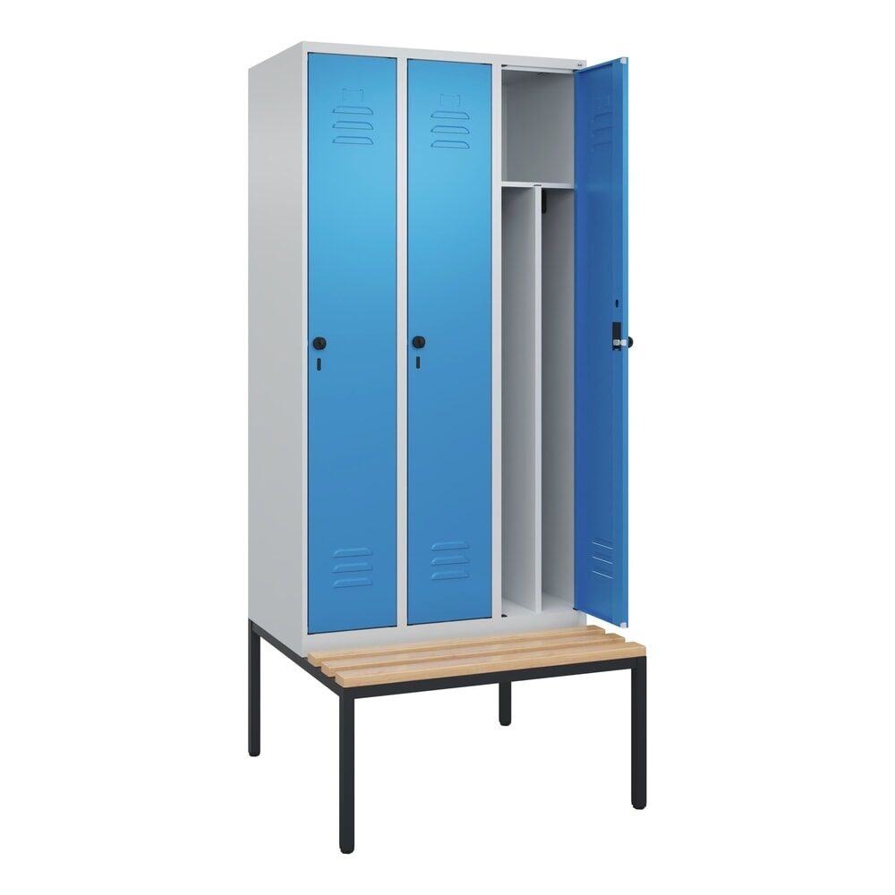 C+P Spind Classic PLUS, 3 Abteile, Trennwand, HxBxT 2.120 x 900 x 815 mm, für Vorhängeschloss, Trennwand, untergebaute Bank aus Buche, lichtgrau, lichtblau