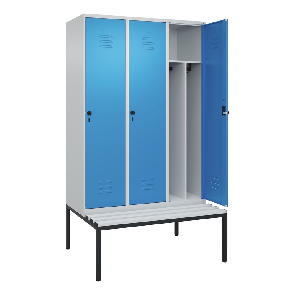 C+P Spind Classic PLUS, 3 Abteile, Trennwand, HxBxT 2.120 x 1.200 x 815 mm, für Vorhängeschloss, Trennwand, untergebaute Bank aus Kunststoff, lichtgrau, lichtblau