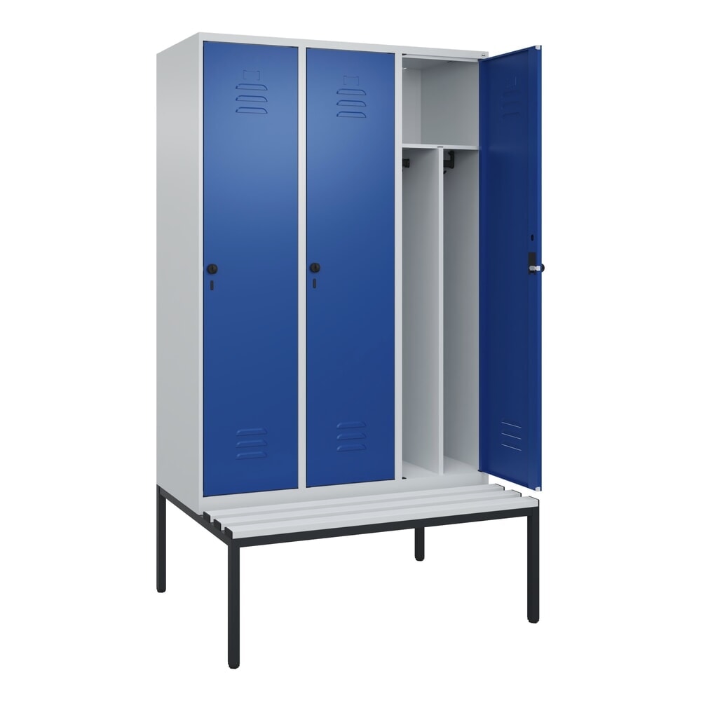 C+P Spind Classic PLUS, 3 Abteile, Trennwand, HxBxT 2.120 x 1.200 x 815 mm, für Vorhängeschloss, Trennwand, untergebaute Bank aus Kunststoff, lichtgrau, enzianblau