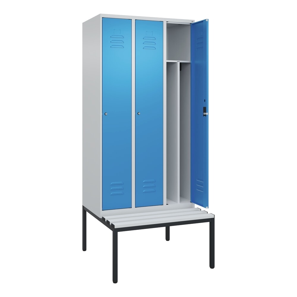 C+P Spind Classic PLUS, 3 Abteile, Trennwand, HxBxT 2.120 x 900 x 815 mm, Zylinderschloss, Trennwand, untergebaute Bank aus Kunststoff, lichtgrau, lichtblau