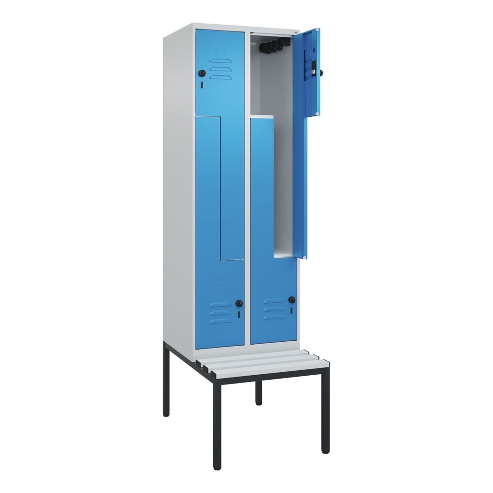 C+P Z-Spind Classic PLUS, 4 Abteile, HxBxT 2.120 x 600 x 815 mm, für Vorhängeschloss, untergebaute Bank aus Kunststoff, lichtgrau, lichtblau