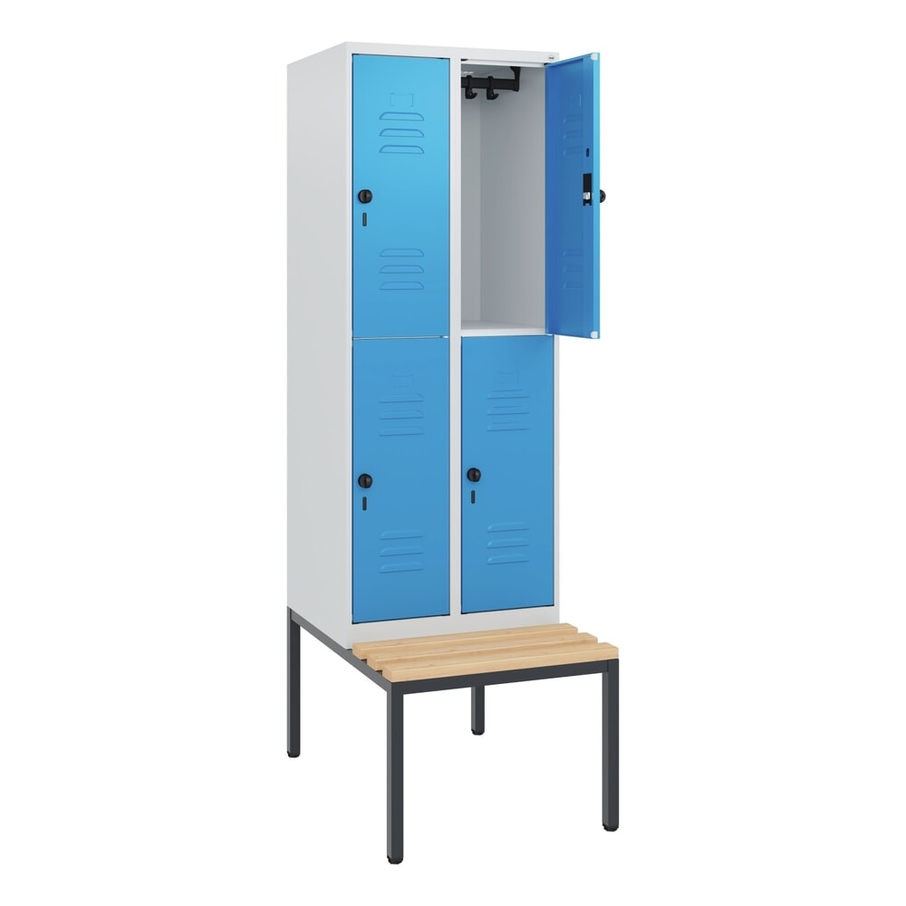 C+P Doppelstock-Spind Classic PLUS, 2 Abteile, HxBxT 1.950 x 600 x 815 mm, für Vorhängeschloss, untergebaute Bank aus Buche, lichtgrau, lichtblau