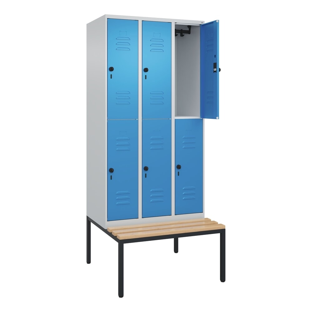 C+P Doppelstock-Spind Classic PLUS, 3 Abteile, HxBxT 2.120 x 900 x 815 mm, für Vorhängeschloss, untergebaute Bank aus Buche, lichtgrau, lichtblau
