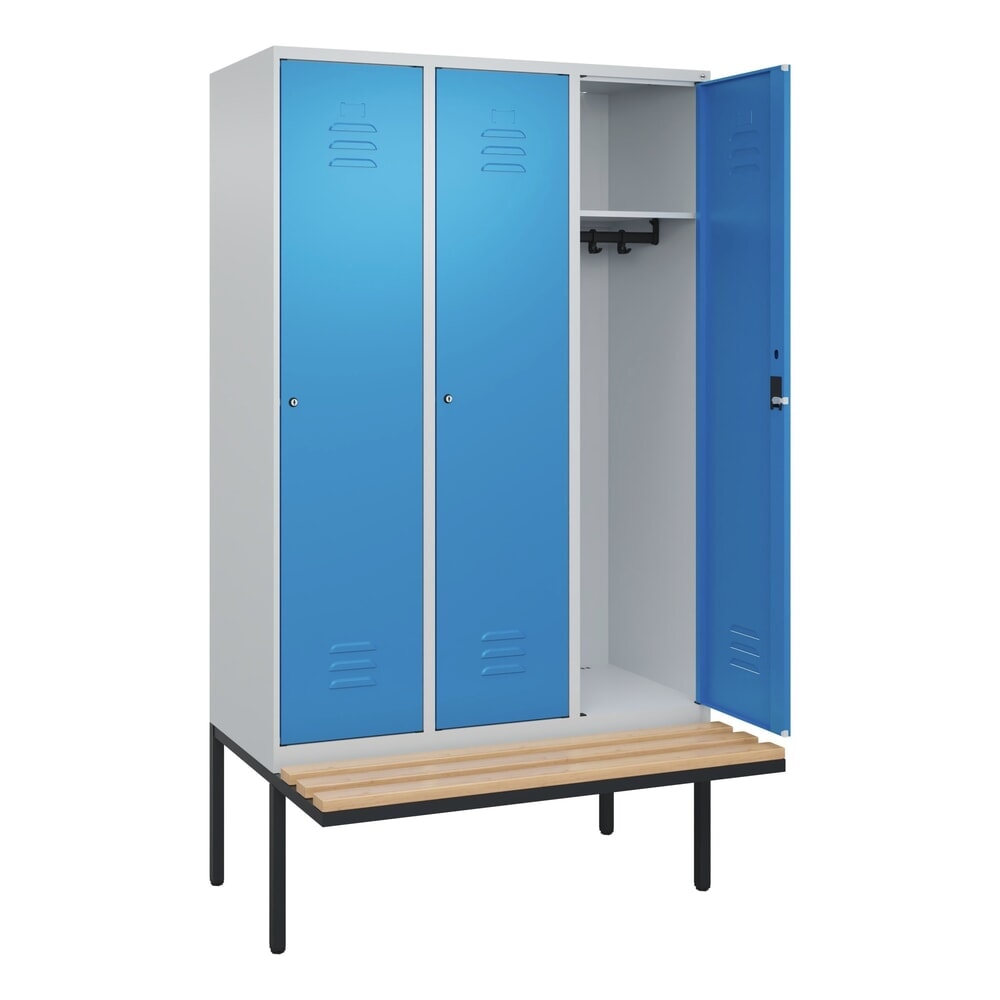 C+P Spind Classic PLUS, 3 Abteile, HxBxT 2.120 x 1.200 x 815 mm, Zylinderschloss, auskragende Bank aus Buche, lichtgrau, lichtblau