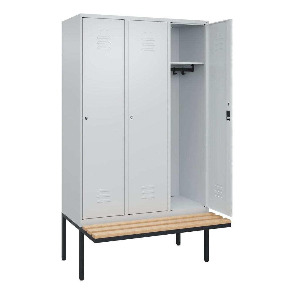 C+P Spind Classic PLUS, 3 Abteile, HxBxT 2.120 x 1.200 x 815 mm, Zylinderschloss, auskragende Bank aus Buche, lichtgrau, lichtgrau