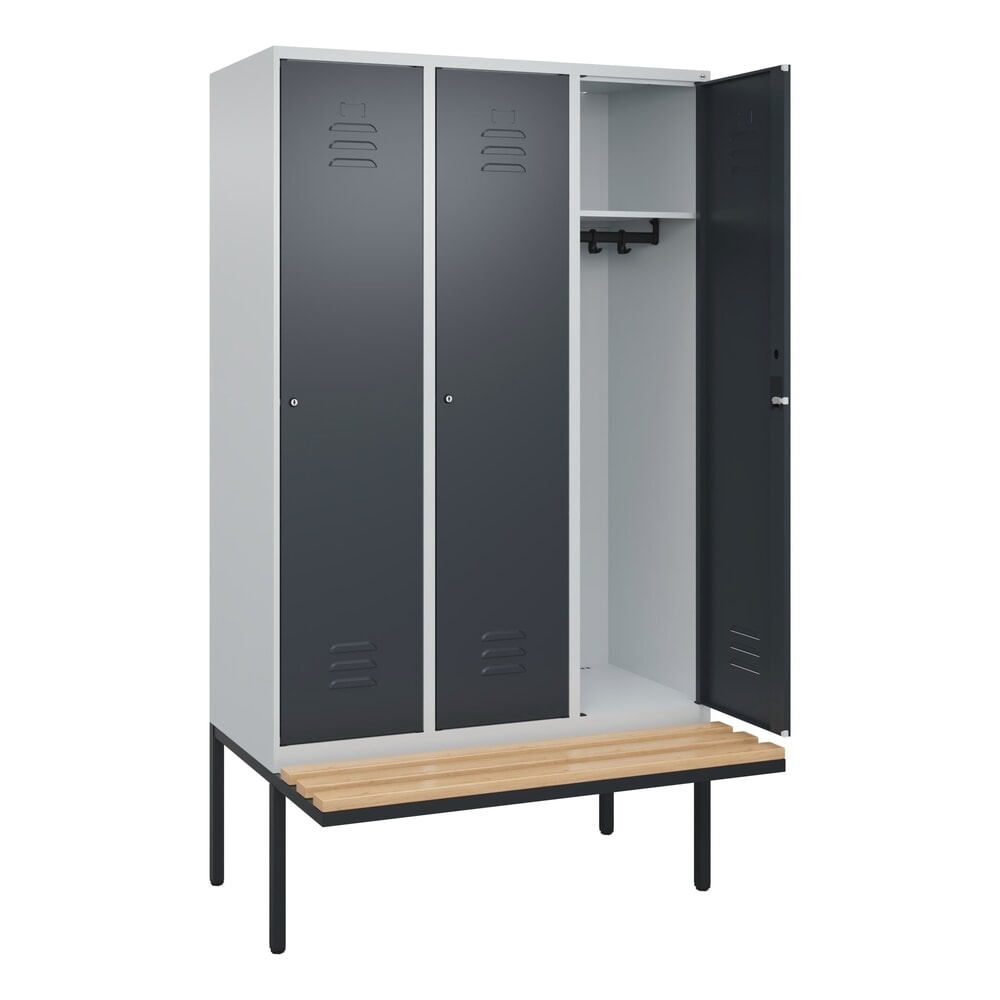 C+P Spind Classic PLUS, 3 Abteile, HxBxT 2.120 x 1.200 x 815 mm, Zylinderschloss, auskragende Bank aus Buche, lichtgrau, anthrazitgrau